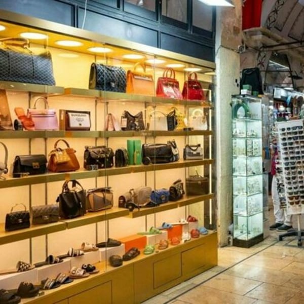 Sahte lüksler geleneksel ürünleri değiştiriyor: İstanbul’un Kapalıçarşı’sında moda – FashionNetwork.com