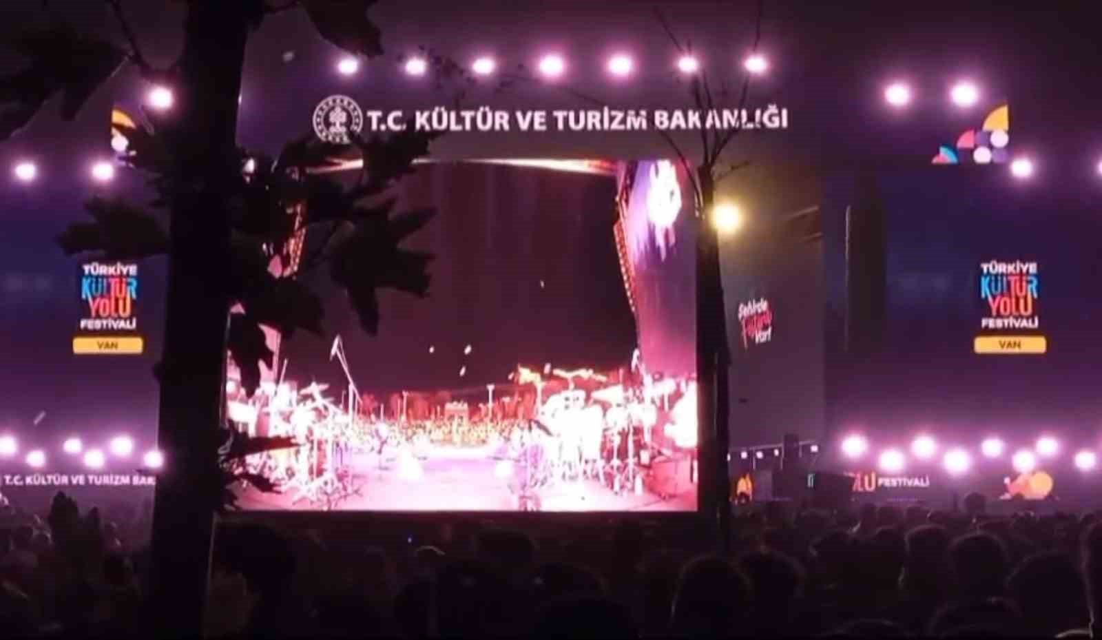 Van'da şarkıcı Bengü'nün konserinde pet şişe fırlatıldı İhlas Haber Ajansı - İhlas Haber Ajansı